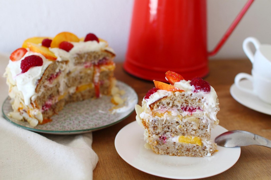 Layer cake aux noisettes, nectarines et framboises [Trish Deseine