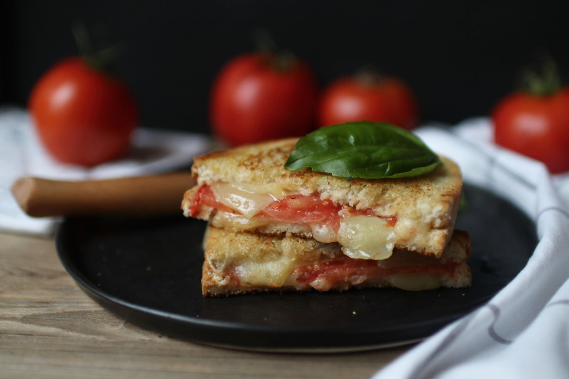 grilled-cheese-croque-monsieur-basilic-tomate-chevre