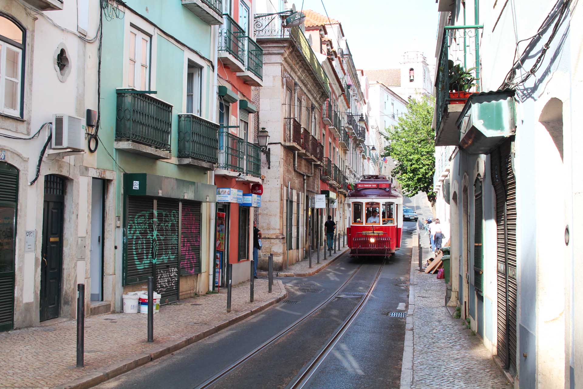 lisbonne rue alfama tram royal chill blog voyage