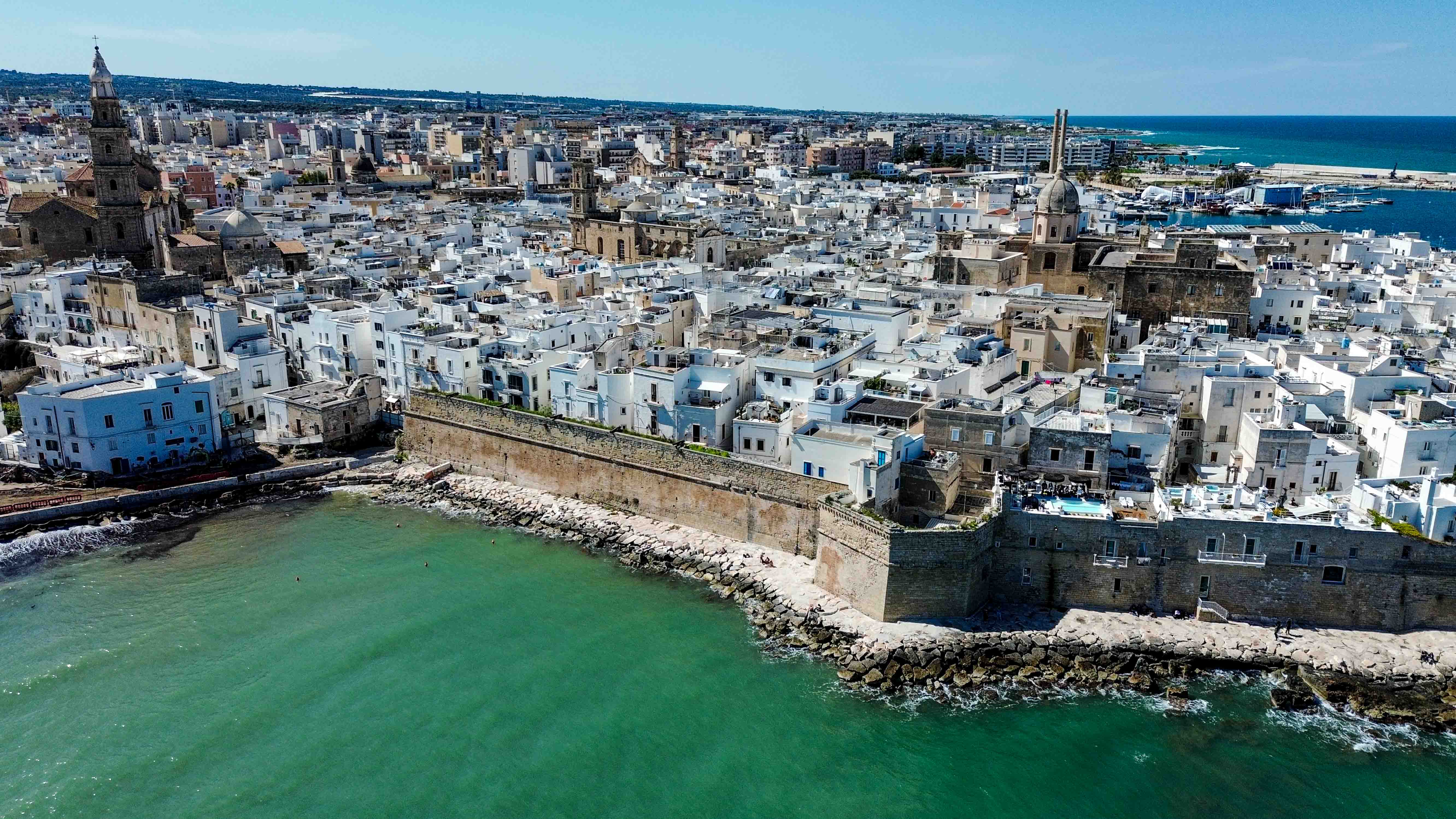 Monopoli, plage dans les Pouilles près d'Alberobello